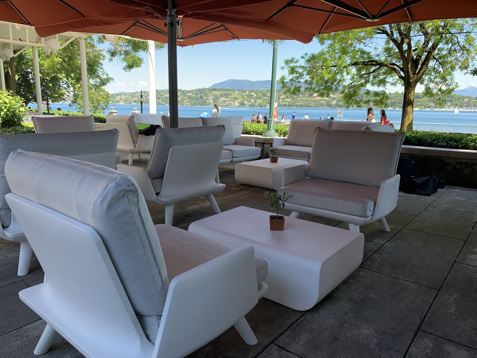 A candlelit lakeside table set for a first date in Geneva