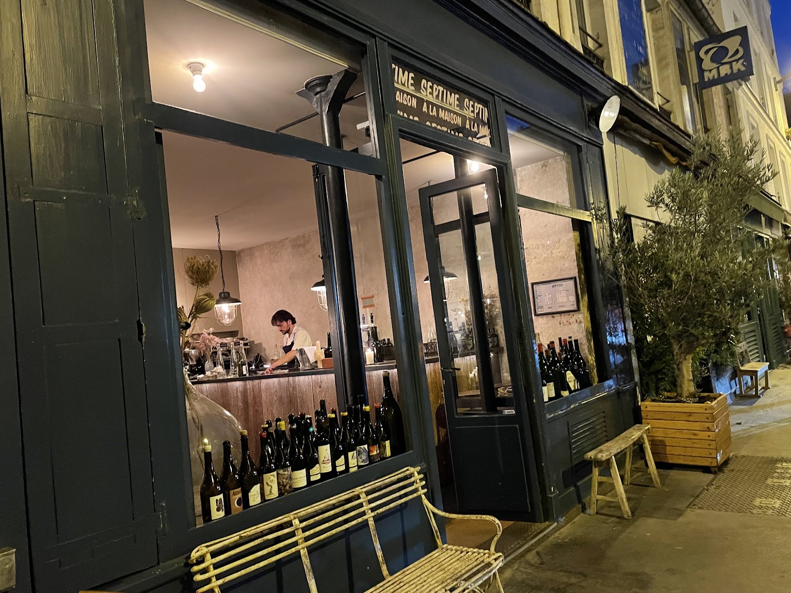A tasting-menu course plated at a one-star bistronomy restaurant in Paris