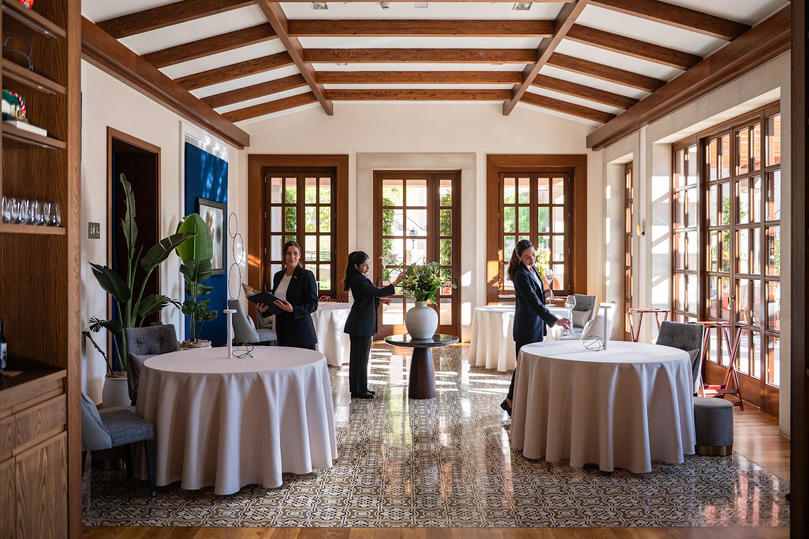 A formal Michelin dining room in Palma set for a business dinner