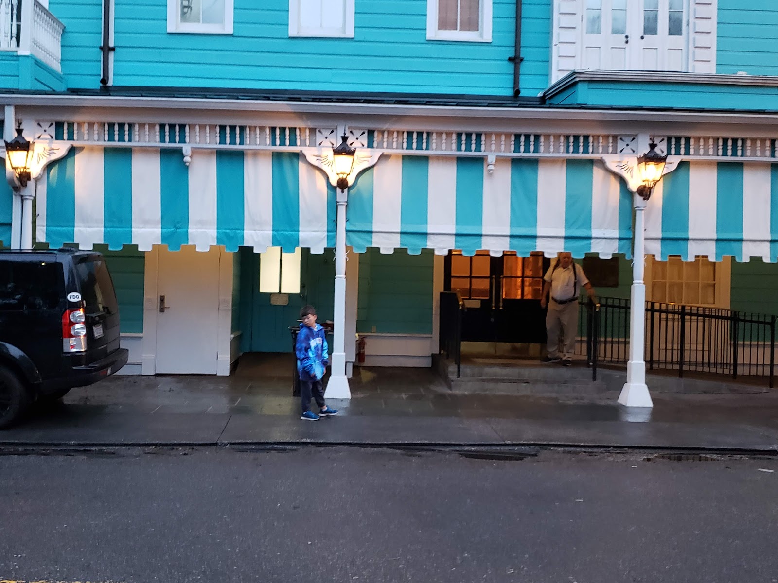 A Garden District jazz-brunch table in New Orleans with turtle soup and a cocktail