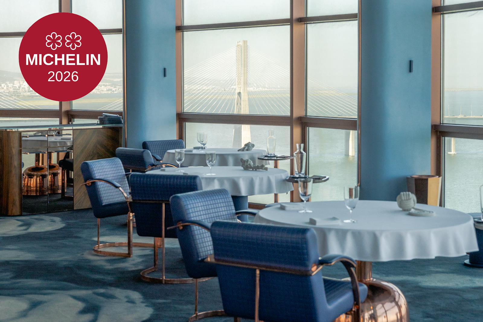 A dining room with a panoramic view over the Tagus in Lisbon