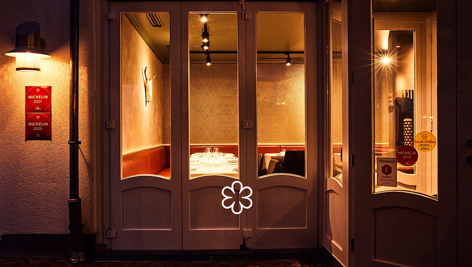 A softly lit two-top in an intimate Munich restaurant